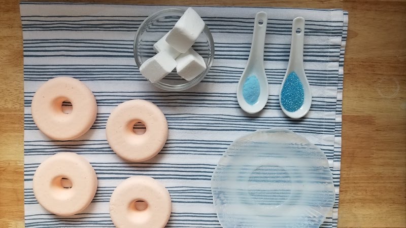DIY Craft – Glow In The Dark Donut Bath Bombs With Soap Glaze